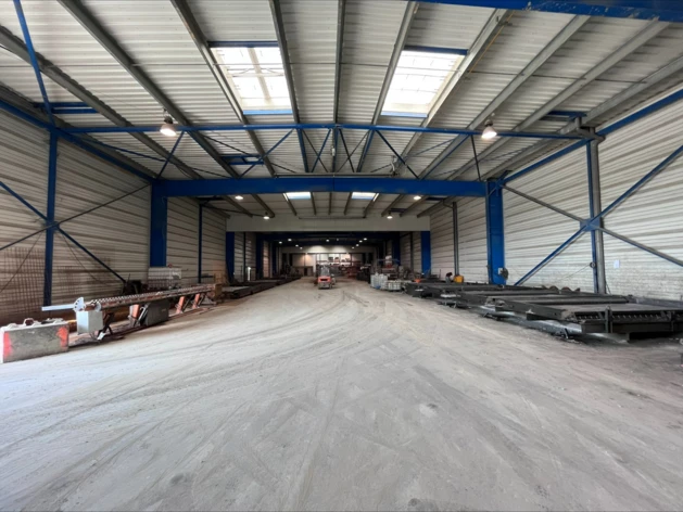 Location entrepôts / activités Étrelles Cushman & Wakefield